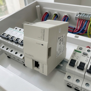 คอนโทรลเลอร์แบบตั้งโปรแกรมได้รุ่นใหม่ FX3U ENET L 24V 240mA PLC มีสินค้าในสต็อก - Product Image 1