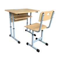Bureau et chaise d'école avec bords adaptés aux enfants pour un jeu et un apprentissage sécurisés dans les écoles maternelles