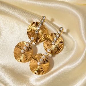 18K Pvd chapado en oro de acero inoxidable forma de <span class=keywords><strong>abanico</strong></span> redondo Stub Pendiente Cubic Zirconia Pendientes de perlas para las mujeres - Product Image 3