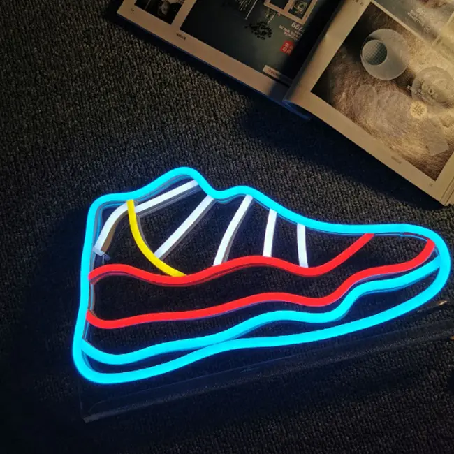 Chaussures lumineuses au néon Produits Prix raisonnable Enseigne flexible avec logo personnalisé avec LED Bande lumineuse au néon Style promotionnel OEM flexible