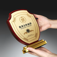 Plaque de médaille de bouclier créatif personnalisé autorisation feuille d'or métal avec imprimé UV nouvelle plaque de certificat en bois en stock