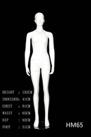 Mannequin femme en fibre de verre blanc mat, corps entier, visage abstrait, tête chauve, cou fin, sur pied, pour présentation de vêtements en magasin