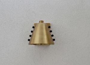 Lámpara de Pared Artesanal de Latón Crudo, Diseño de Cono Audaz Estilo Mid-Century con Detalles de Remaches, Lámpara de Pared Minimalista de Latón en Forma de Campana - Product Image 4