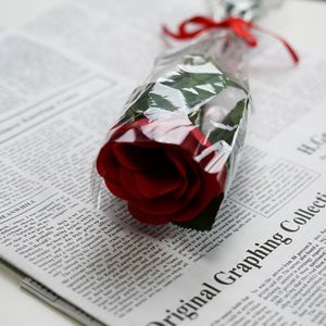 Regalos Románticos para el Día de San Valentín, Rosa de Plástico con Luz LED - Product Image 2