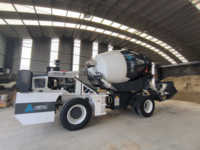 Camion malaxeur à béton autochargeur 4x4 de 4 mètres cubes 270 °   Déblaiement par rotation pour la construction de routes rurales