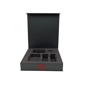 Caja de Regalo Plegable de Cartón Rígido Negro Mate Personalizable y Reciclable con Cierre Magnético e Insertos de Espuma - Product Image 3