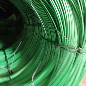 Fio Plano Galvanizado a Quente com Revestimento de PVC de Alta Qualidade, Cores Personalizadas, 2.0/3.0mm, 50kgs/rolo, para Dobragem e Corte de Telas de Cercas - Product Image 1