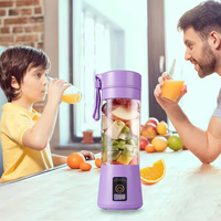 Draadloze elektrische draagbare citruspers met roestvrijstalen messen en kunststof behuizing, op batterijen werkende huishoudelijke blender