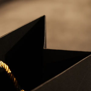 Sacs en papier gaufré laminé avec film doré sur carton noir, avec design personnalisé - Product Image 3