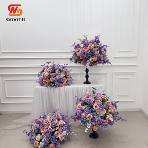 Ensemble de toile de fond d'arche florale personnalisée pour événements de mariage romantiques, avec centre de table en boule de fleurs violettes - Product Image 2