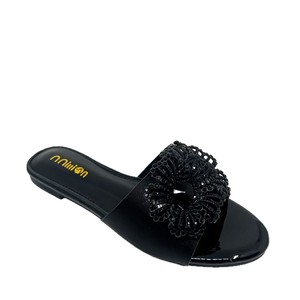 Pantoufles d'été confortables à bout rond - Style à enfiler à talon unique. Belles et confortables pantoufles à motif de fleurs en diamant. - Product Image 1