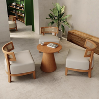Ensembles de tables et chaises pour cafés ; Mobilier de loisirs en rotin tressé, bois massif et rembourré pour salons de thé