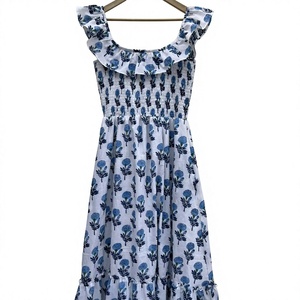 Vestido de algodón floral blanco y azul con tirantes con volantes, cuello cuadrado, corte holgado, estilo casual de verano para uso diario. - Product Image 1
