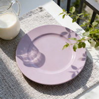 Assiette de présentation classique de luxe en plastique violet de 13 pouces avec motif végétal pour la décoration d'événements de mariage en gros