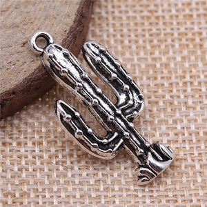 Colgante de <span class=keywords><strong>Cactus</strong></span> Saguaro 16x33mm de Aleación de Zinc Plateado Antiguo con 1 Bucle para Collar Bohemio del Desierto - Product Image 2