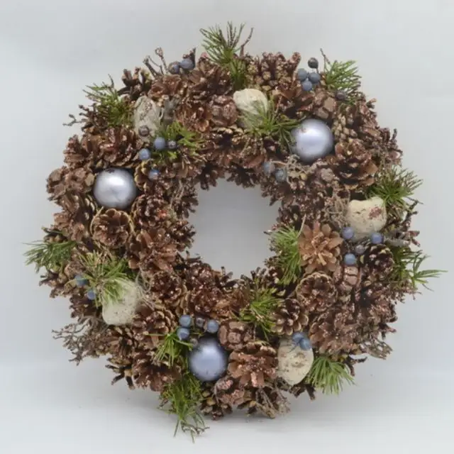 Couronne de Noël naturelle faite à la main avec décor de pomme de pin