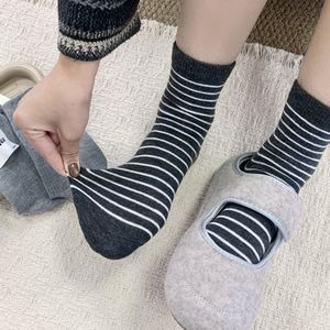Chaussettes mi-mollet rayées grises pour femmes, respirantes, absorbant la transpiration, en fibre de polyester, pour l'automne et l'hiver - Product Image 1