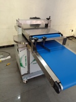 Machine à trancher les pains à burger et les pains à hot-dog à épaisseur réglable