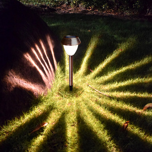 Luces Solares para Jardín, Paquete de 4, Acabado Cobre, Luces LED para Camino Exterior, Resistentes al Agua, Alimentadas por Energía Solar - Product Image 4
