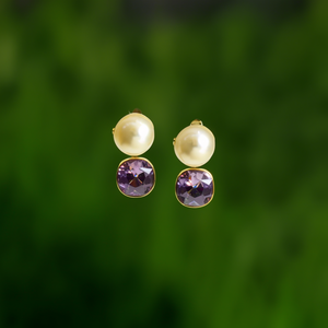Boucles d'oreilles en cristal avec perle et pierre violette plaquées or PVD en acier inoxydable 316L, durables et résistantes - Product Image 3