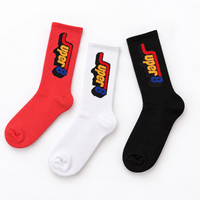 Chaussettes de sport rouges vives personnalisées, jacquard style graffiti à motif irrégulier, texte artistique, logo et couleur personnalisés
