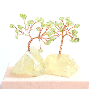 ต้นไม้คริสตัลประดับตกแต่ง ทำด้วยมือจากลวดเหล็ก ประดับด้วยหินสีเขียว ฐานหินดิบ ของตกแต่งโต๊ะทำงาน ของขวัญสำหรับบ้านและออฟฟิศ - Product Image 1