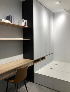 서비스 아파트용 디스플레이 캐비닛과 스마트 조명 시스템이 있는 침실 옷장 - Product Image 3