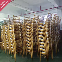Nouveau produit mobilier pour hôtel Chiavari chaises de banquet empilables en métal doré pour fêtes de mariage et événements avec coussin