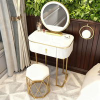 Table de toilette moderne minimaliste en bois avec miroir intégré et tiroirs de rangement pour les chambres compactes