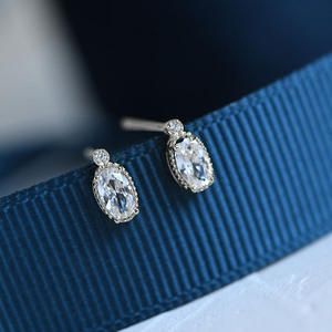 Boucles d'oreilles classiques en cristal plaqué or pour femmes, serti clos, pour un usage quotidien, couleur or blanc et rouge - Product Image 4