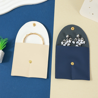 Pochette à bijoux Becan Snap Flap en PU pour bracelets et boucles d'oreilles, emballage cadeau en crème et bleu marine avec logo personnalisé