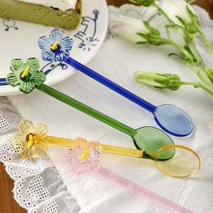 Cuillère à mélanger en verre borosilicate haut de gamme avec tête de fleur 3D colorée, mignonne, à long manche, pour cocktails, desserts, lait et café, idéale pour les fêtes - Product Image 2