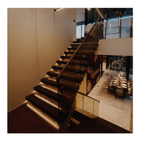 Supports et kits modernes pour marches d'escalier flottantes, pour appartements et villas, construction acier-bois avec garde-corps en verre - Escaliers intérieurs