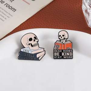 เข็มกลัดรูปโครงกระดูกอ่านหนังสือ ดีไซน์แปลกตา รักการอ่าน ใจดี เข็มกลัดติดเสื้อ แฟชั่นเครื่องประดับ ของขวัญสำหรับเพื่อน - Product Image 2