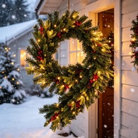 Neu eingetroffen: Vorbeleuchteter künstlicher Weihnachtskranz mit warmweißen LED-Lichtern, roten Beeren, Tannenzapfen, realistischer Weihnachts-Hängeornament.