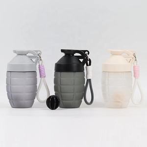 Botella de agua de plástico con forma de <span class=keywords><strong>Granada</strong></span> única, botella agitadora portátil de 600ml con asa - Product Image 6