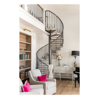 Escalier en colimaçon de luxe avec marches en marbre, balustrade en verre cristal, main courante finition or, fabrication sur mesure