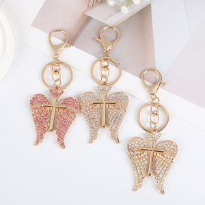 Llavero de moda con alas de ángel de diamantes de imitación, dije de cruz dorada, colgante de mosquetón de aleación de zinc con forma de corazón religioso - Product Image 3