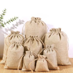 Sacs cadeaux personnalisés en toile de jute avec cordon de serrage 9x12cm, pochettes durables en lin naturel pour Noël, mariage, bonbons, jouets, emballage - Product Image 1