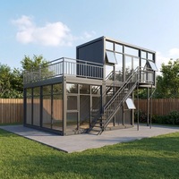 Bureau modulaire préfabriqué personnalisé à deux étages avec façade en verre et escalier extérieur pour centre de commandement sur site