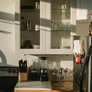 Cuisine moderne sur mesure en chêne de luxe avec plan de travail en quartz pour la décoration intérieure - Product Image 2