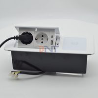 Enchufes de carga ocultos emergentes de conexión múltiple Caja de toma de corriente de escritorio de aluminio con tecnología de carga inalámbrica Nivel IP44