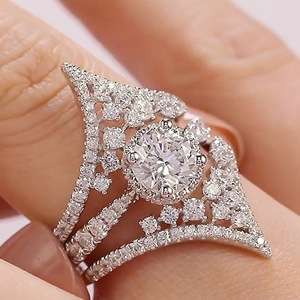 Anello di fidanzamento a forma di V per donna, gioiello scintillante da indossare sul dito per matrimonio - Product Image 2