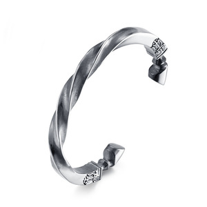 Pulsera abierta de acero de titanio con diseño de herradura de caballo de guerra estilo retro único para hombre, diseño único y dominante, Mbius - Product Image 5