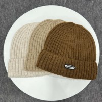 Bonnet d'hiver côtelé en tricot avec logo personnalisé, patch en caoutchouc ovale, bord rehaussé, pour usage quotidien, vente en gros