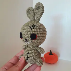 Boneca voodoo amigurumi, boneca de mau coelho com voodoo