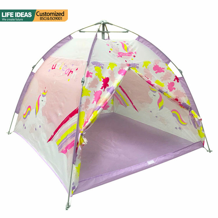 Les enfants de licorne sautent la tente