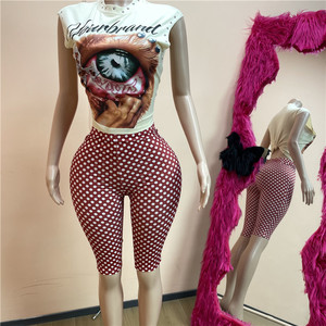 Ensemble deux pièces pour femme : débardeur slim à col rond avec imprimé lettres et rivets, et short à pois - Product Image 1