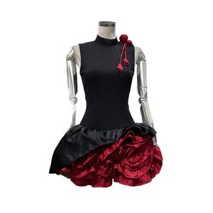 เดรสแฟชั่นผู้หญิงแขนกุด คอตั้ง สีเข้ม แต่งผ้าแบบแพทช์เวิร์ค หลายชั้น ระบายชายกระโปรงแบบไม่สมมาตร - Product Image 1