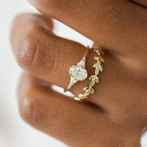 Anello di fidanzamento con diamante taglio ovale T0419 in oro massiccio 18K con montatura a griffe, gioiello raffinato da donna con motivo vegetale - Product Image 1